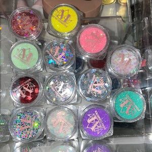 Loose eyeshadow glitters